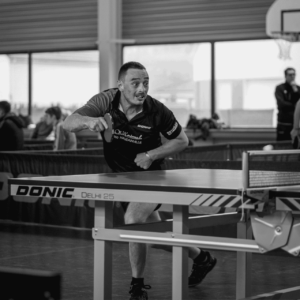 florian en train de servir au ping pong